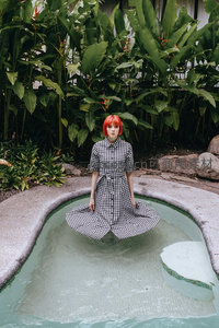 红发少女水池边格纹裙飘逸写真