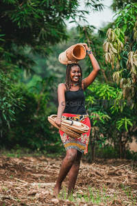 非洲女子头顶陶罐笑颜如花
