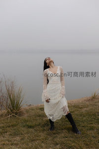 雾中湖畔白衣女子仰望天空