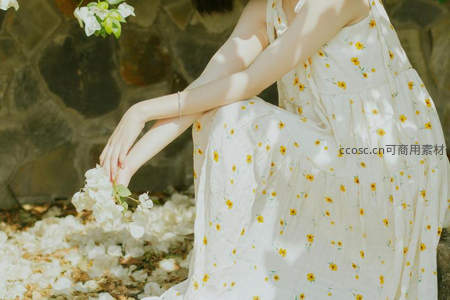花丛中黄花裙少女轻抚花瓣