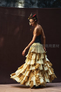 层叠黄裙舞动瞬间