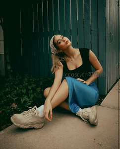 坐地回眸的蓝裙女孩