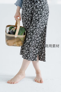 手提菜篮的居家生活瞬间