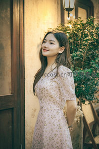 暖光下的温柔微笑女子