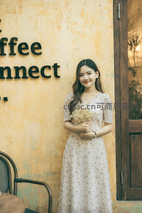 咖啡店前捧花的甜美少女