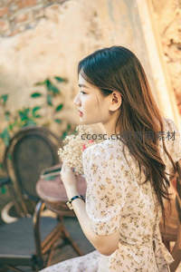 午后庭院里沉思的侧颜