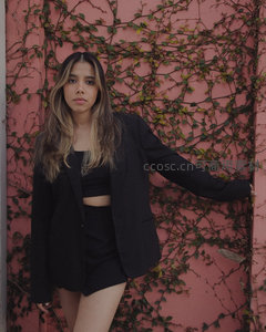 藤蔓墙前酷黑西装女孩