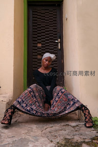 异域门廊下绽放的民族风美人