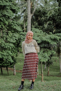 绿意盎然中微笑的女子