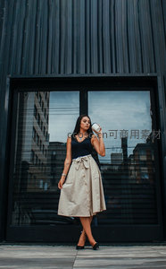 都市街头女子手捧咖啡沉思