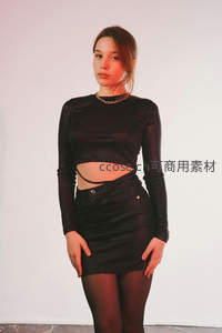 简约背景黑衣女子冷艳直视