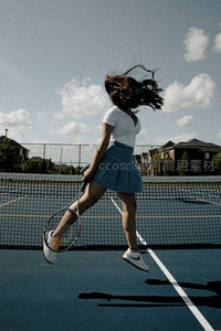 网球场上跃起击球的动感瞬间