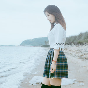 海边格子裙少女凝望远方