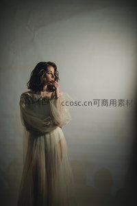 光影中的梦幻纱裙女子