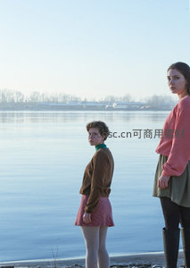 湖畔双人侧影静谧对望
