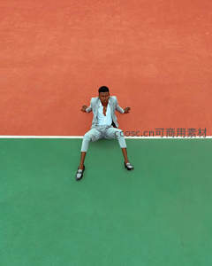 俯拍视角下网球场地上的时尚坐姿