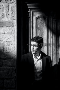 光影中的沉思者，黑白经典肖像