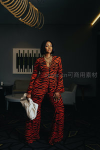 红黑虎纹套装女性时尚写真