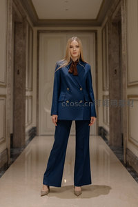 蓝西装女郎优雅伫立走廊