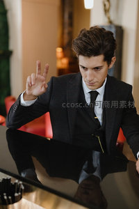 西装男士镜前比V手势显自信