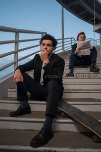 黑衣男子台阶吸烟滑板相伴