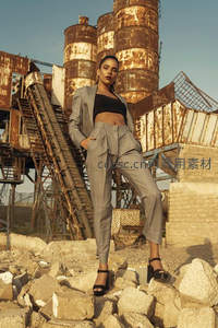 废墟工业风中摩登女郎姿态