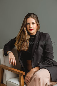 优雅女士端坐木椅凝视镜头