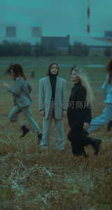 田野中模特群穿西装演绎工业风大片