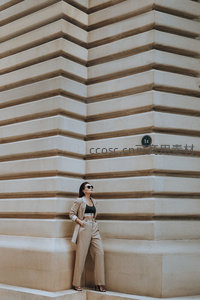 都市建筑前，时尚女性自信倚墙