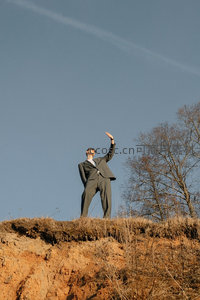 悬崖边男士西装仰望天空