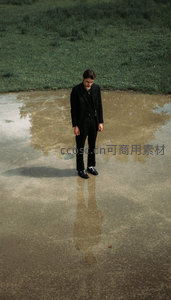 雨后水洼中的孤独身影