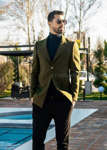 泳池边的橄榄绿西装客