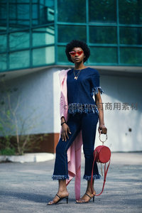 时尚黑人女性街拍，牛仔套装配粉色外套