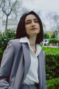 公园里穿灰色西装的短发女子特写