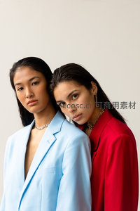 蓝红撞色西装双人时尚写真