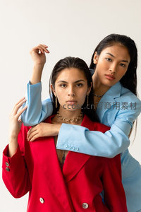 蓝红西装互动造型时尚大片