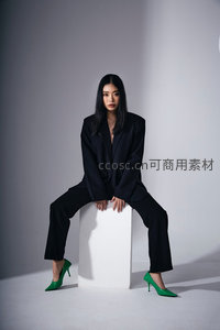 黑西装绿高跟极简时尚坐姿