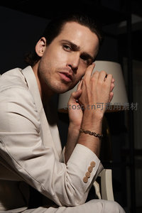 米色西装下的深邃眼神