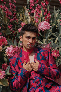 花丛中的时尚男士，红蓝印花西装尽显个性