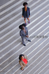 三位时尚女性阶梯俯拍