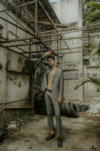 废墟中穿西装的男子