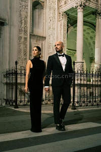 情侣牵手漫步于古典建筑前夜景