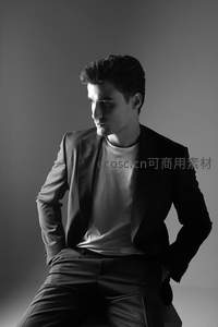 黑白光影中西装男侧颜沉思特写