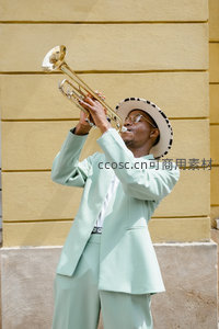 专注吹奏小号，阳光下的音乐时刻