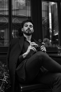 黑衣男子持相机街拍