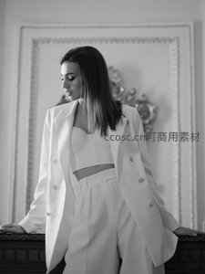 黑白极简风女性时尚套装写真