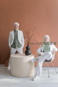 白化症模特在暖色空间中演绎极简时尚