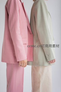 粉色与薄荷绿西装套装侧面特写对比