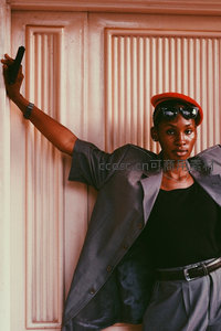 时尚女性靠门框自信摆拍