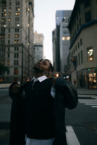 都市街头男子仰头享受自由